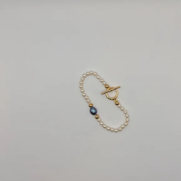 Elegant Pearl Bracelet with Gold Clasp - Picture 5 of 5